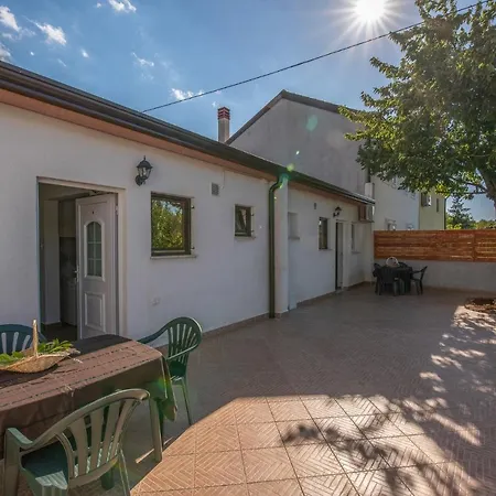 Penzion Viktorija House With