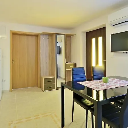 Penzion Viktorija House With