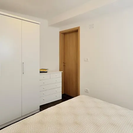Viktorija House With 3*
