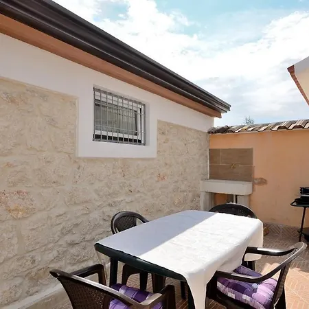 Viktorija House With 3*